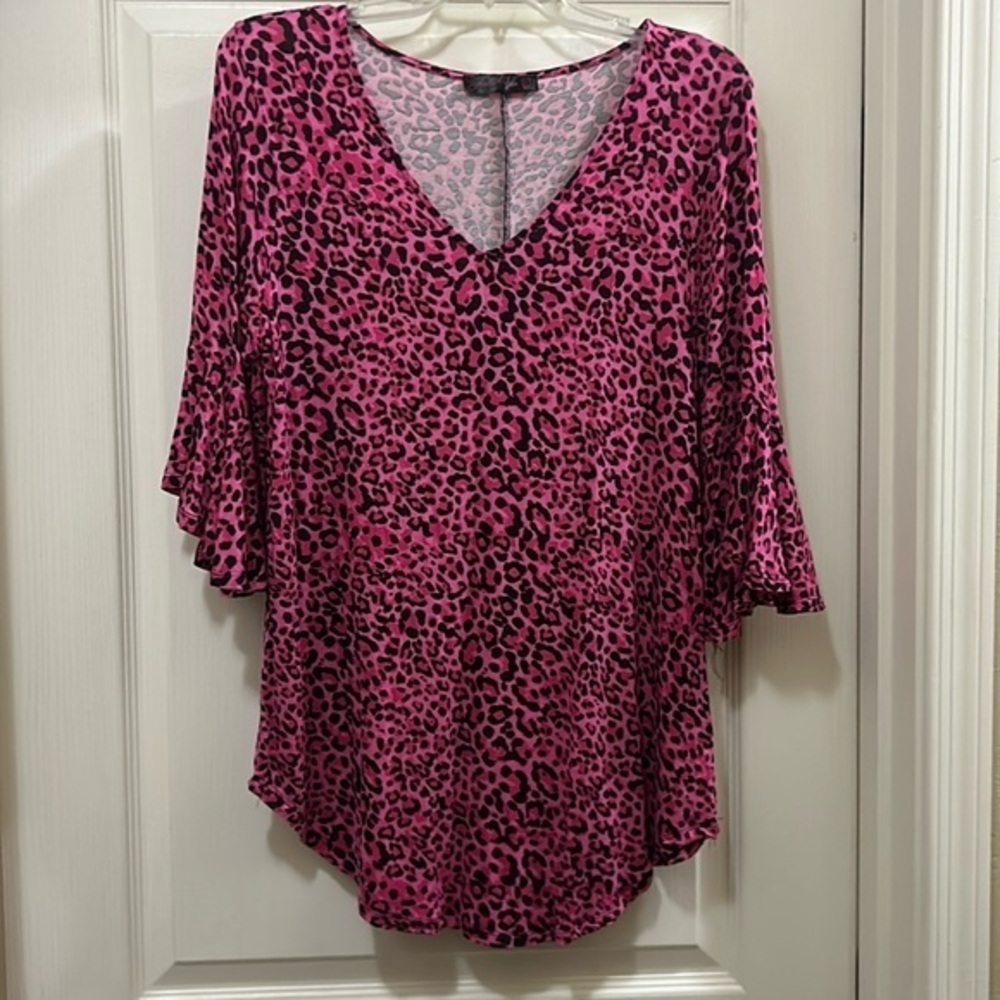 Fun, sexy pink 3/4 length flared bell sleevese top 💕